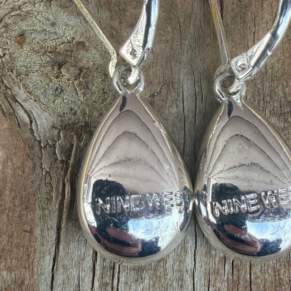 Nine West Emerald Green Teardrop Earrings Silver Tone Faceted Crystal Leverback - Picture 6 of 6